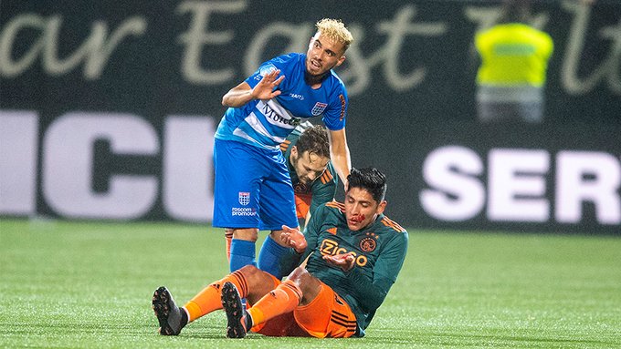 Álvarez abandonó así el terreno de juego. (Foto: Ajax)