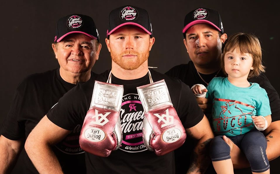 Canelo, su hija y su team. (Canelo)