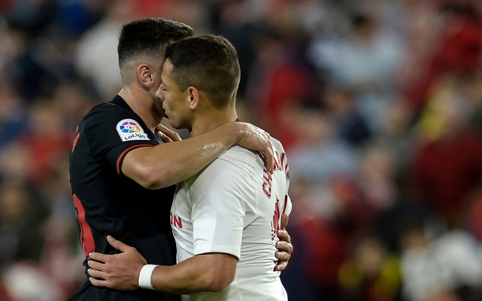 Héctor Herrera y Javier Hernández se saludaron al final del duelo (AFP)