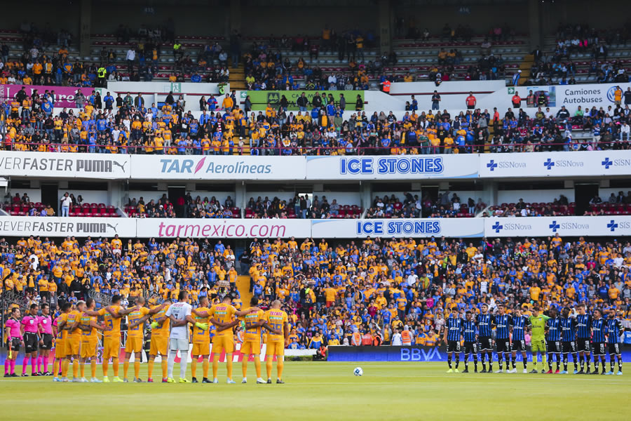 Los jugadores de ambos clubes guardaron silencio por un minuto de manera respetuosa. FOTO: IMAGO7.