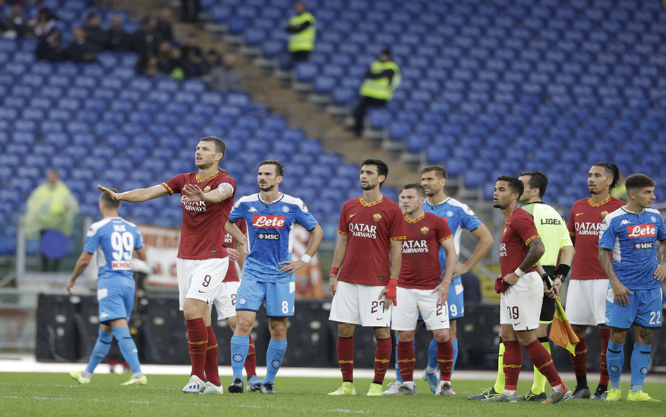 Los jugadores de la Roma pidieron calma a la grada (AP)