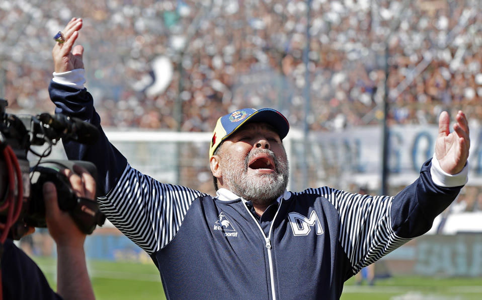 Maradona fue vitoreado por la afición del Lobo. (Foto: AFP)