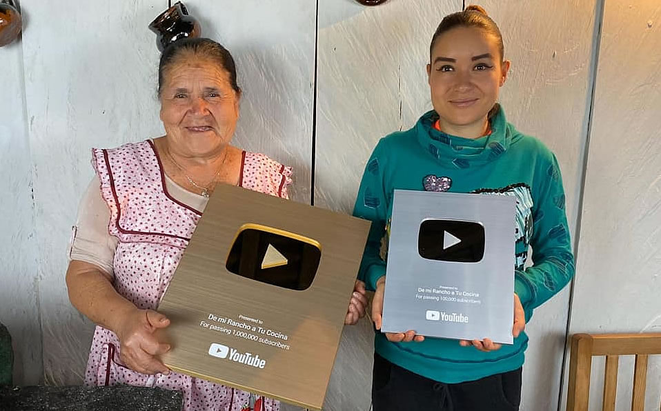 Posando con las dos placas que la plataforma da a los creadores de contenido. (DeMiRanchoATuCocinaOficial)