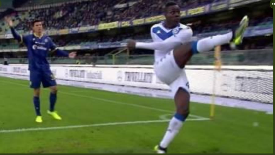 El delantero italiano no pudo ocultar su frustración y pateó el balón a la grada.