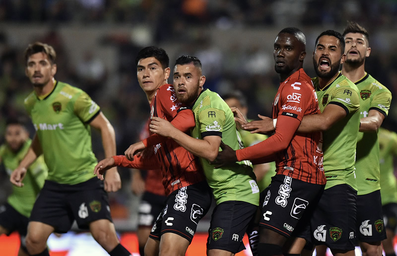 El baile en el área. (Foto: Imago7)