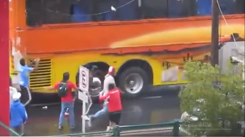 Fanáticos de Toluca apedrean camión de aficionados de Chivas: VIDEO