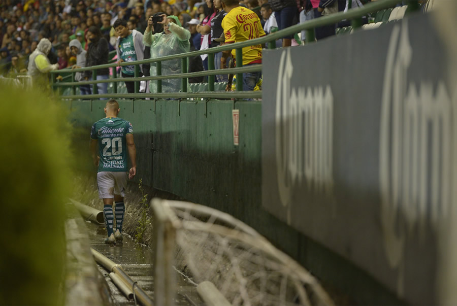 Jown Cardona fue expulsado tras una fuerte entrada.