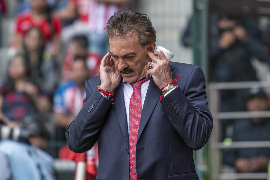 Al Bigotón La Volpe le cortaron la cabeza con una sola jornada por delante.