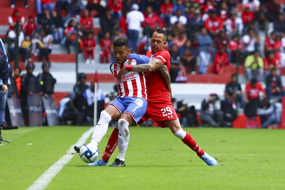 Vega y Salinas disputando el balón (FOTO: Imago7)