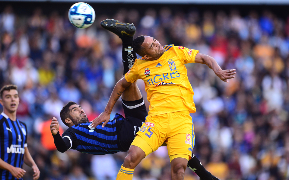 Carioca estuvo defendiendo bien ante Gallos en el medio campo. (Foto: Mexsport)