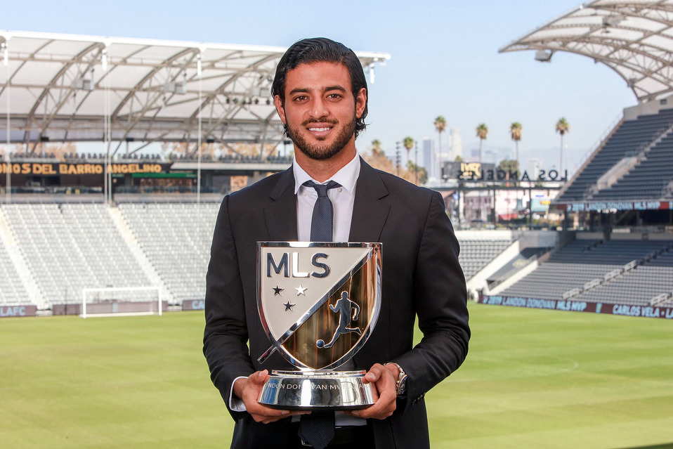 Carlos Vela posa con el premio MVP. (Foto: @thesoccerdon)