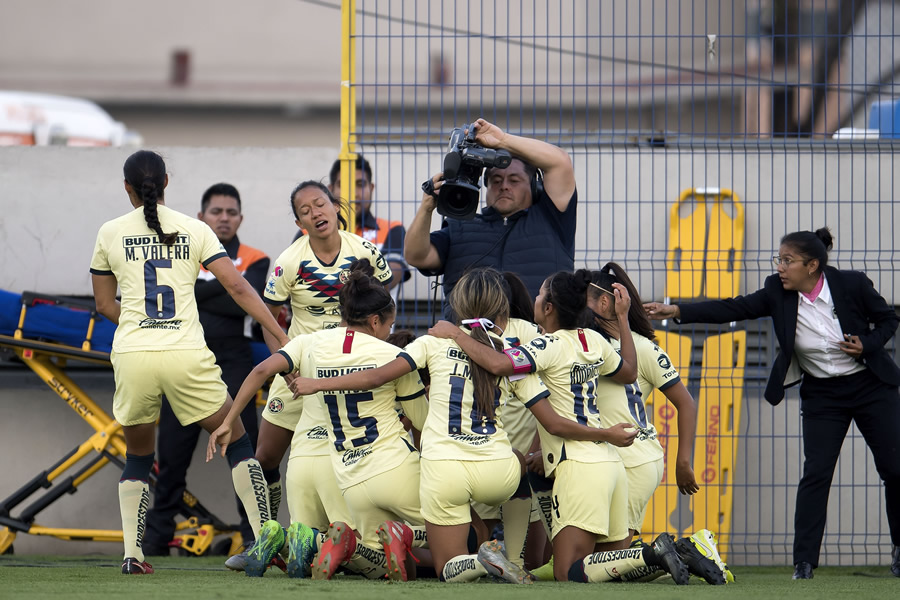 Todas las jugadoras de las Águilas se arrodillaron y alzaron su cara al cielo. (Foto: Mexsport)