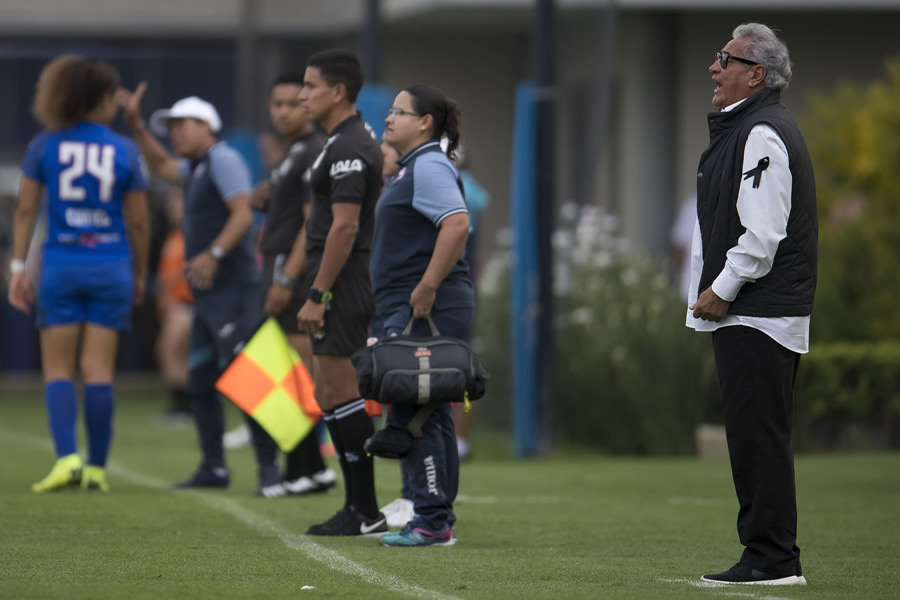 Leonardo Cuéllar durante el juego entre América y Cruz Azul. (Foto: Mexsport(