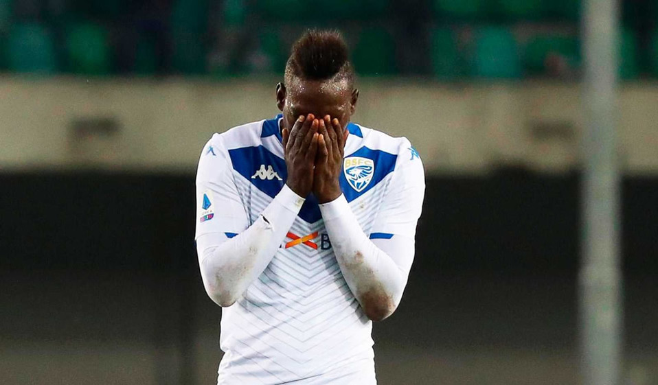 Veto a estadio y ultras del Hellas Verona por racismo contra Balotelli (FOTO: Twitter)