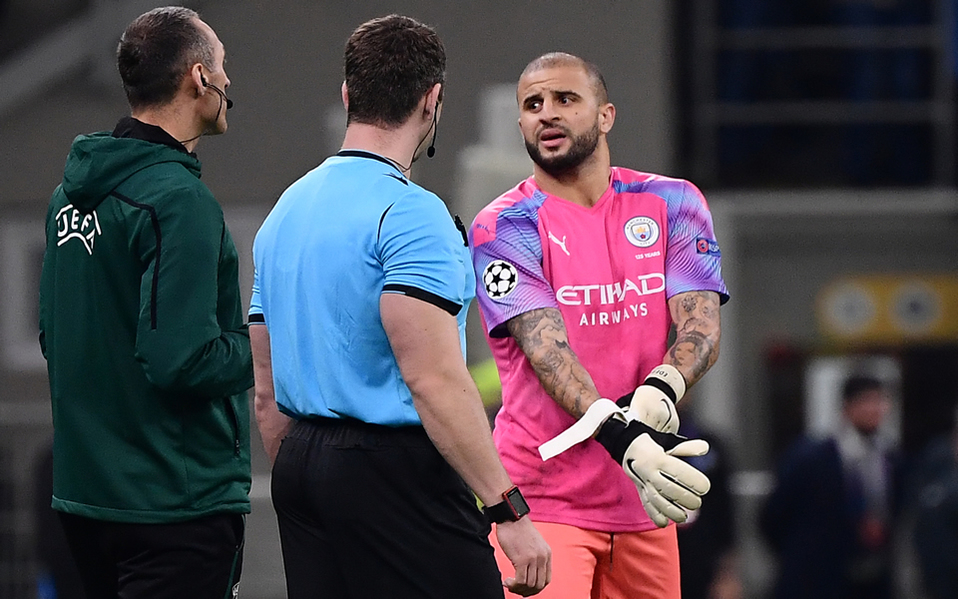 El defensor Kyle Walker tuvo que ir al arco (AFP)