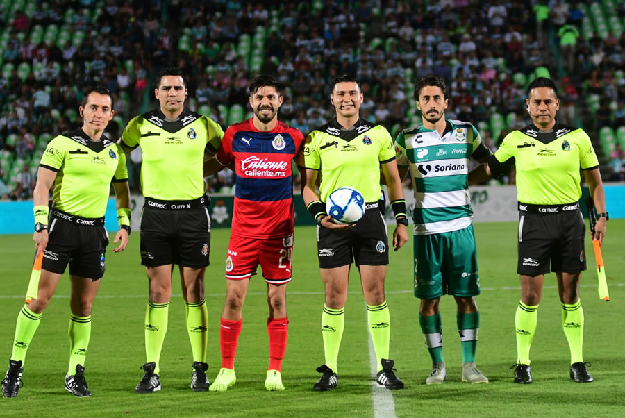 El silbante Edgar Ulises Rangel se vio sorprendido por la lesión durante el partido. FOTO: Mexsport.