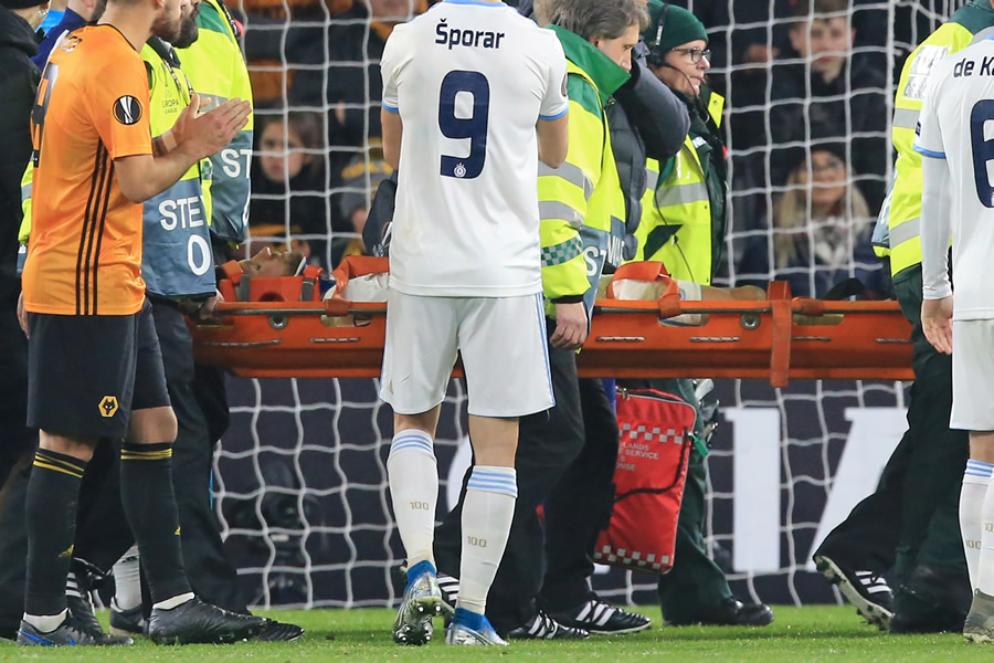 Kenan Bajric fue trasladado a un hospital tras el golpe recibido. (Foto: AFP)