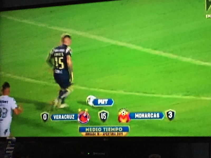 El error en los logos de los equipos se pudo ver durante la transmisión.