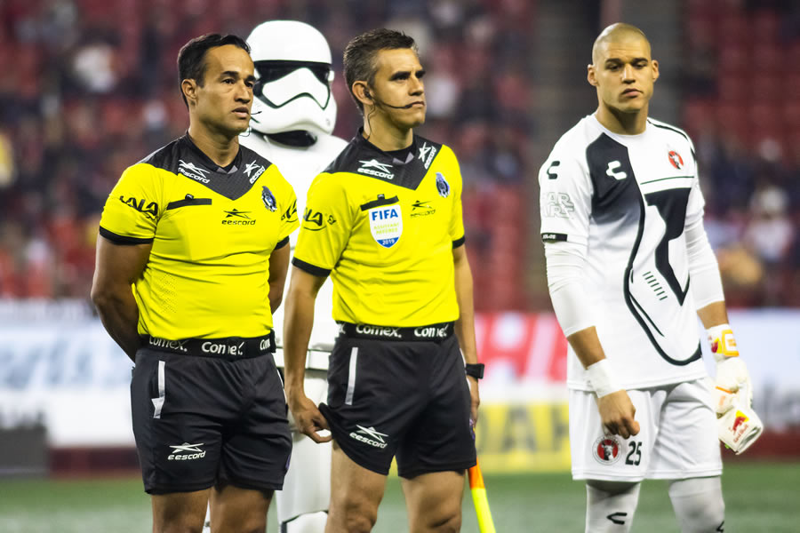 El duelo entre Xolos y Rayados estuvo aderezado por la Guerra de las Galaxias. FOTOS: Imago7 / Mexsport.