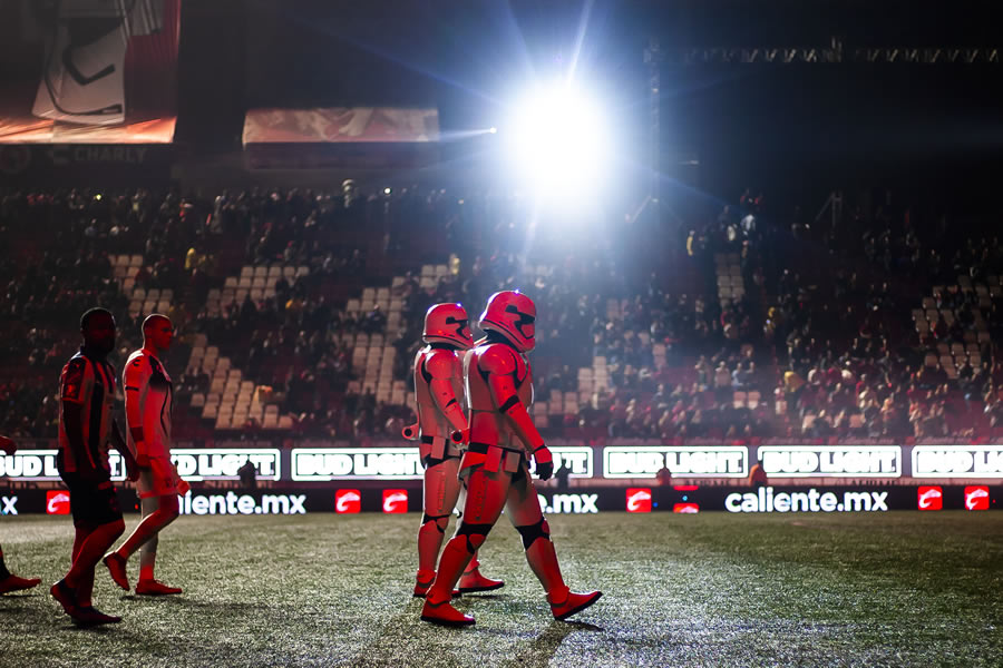 El duelo entre Xolos y Rayados estuvo aderezado por la Guerra de las Galaxias. FOTOS: Imago7 / Mexsport.