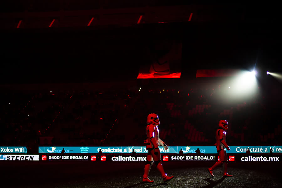 El duelo entre Xolos y Rayados estuvo aderezado por la Guerra de las Galaxias. FOTOS: Imago7 / Mexsport.