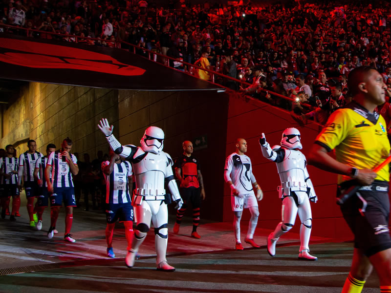 El duelo entre Xolos y Rayados estuvo aderezado por la Guerra de las Galaxias. FOTOS: Imago7 / Mexsport.
