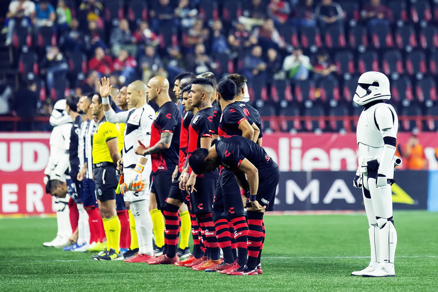 El duelo entre Xolos y Rayados estuvo aderezado por la Guerra de las Galaxias. FOTOS: Imago7 / Mexsport.