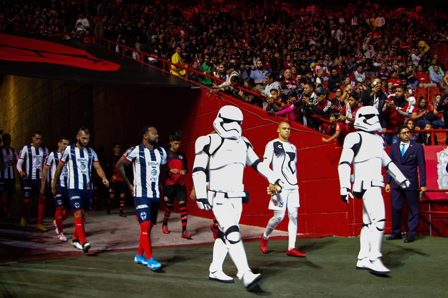 El duelo entre Xolos y Rayados estuvo aderezado por la Guerra de las Galaxias. FOTOS: Imago7 / Mexsport.