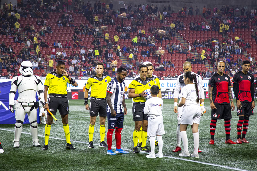 El duelo entre Xolos y Rayados estuvo aderezado por la Guerra de las Galaxias. FOTOS: Imago7 / Mexsport.