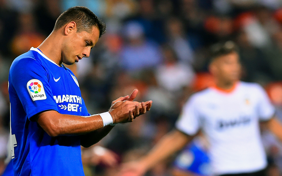 Javier Hernández podría ver minutos ante el Betis (AFP)