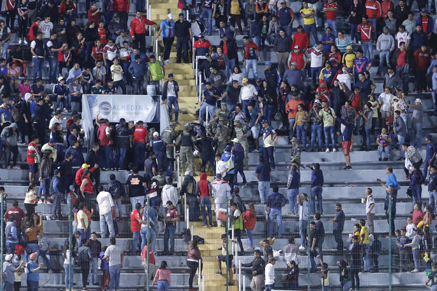 Al final del partido se registró un pequeño conato de bronca. (Fotos: Mexsport e Imago 7)