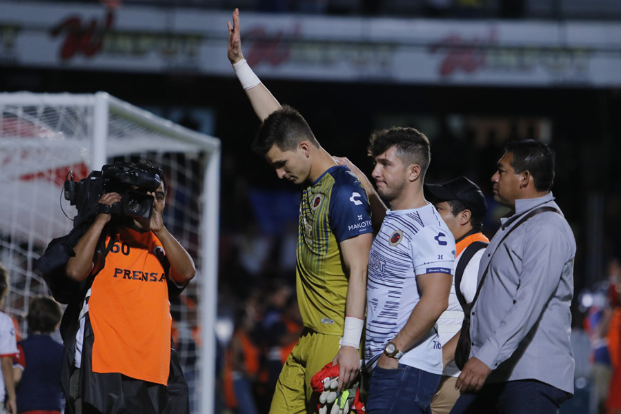 Sebastián Jurado salió cabizbajo del Pirata Fuente tras goleada. (Fotos: Mexsport e Imago 7)