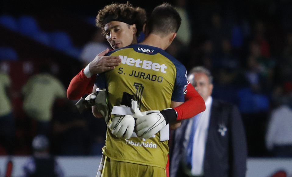 El arquero de las Águilas fue a buscas a Sebastián para darle un abrazo y regalarle su playera (FOTO: Imago7)