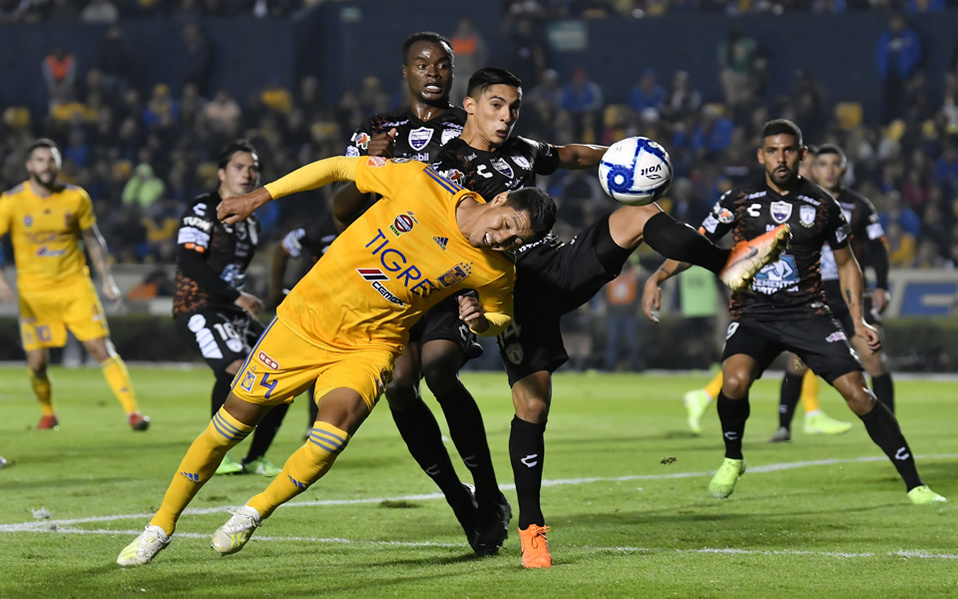 Ayala y Aguirre pelearon con todo el balón (IMAGO7)