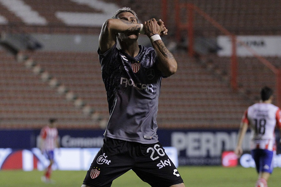 Cristian Calderón celebró en grande su gol. (Fotos: Imago 7 Mexsport)