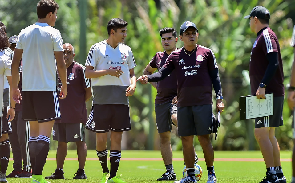 Marco Antonio Ruiz durante el entrenamiento del Tri Sub 17. (Foto: Mexsport)