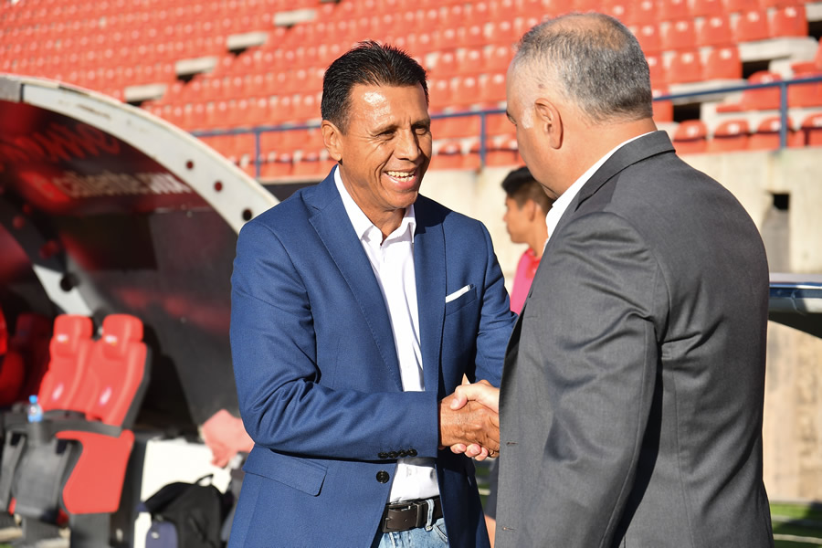 Memo Vázquez le deseó suerte al interino Luis García. (Fotos: Imago 7 Mexsport)