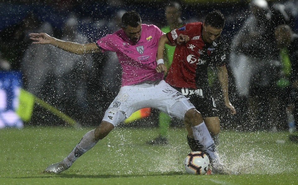 Pellerano disputa el esférico con Zuqui. (Foto: AFP)