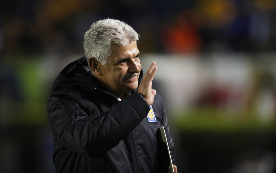 Tuca Ferretti saludó sonriente a los fanáticos (IMAGO7)