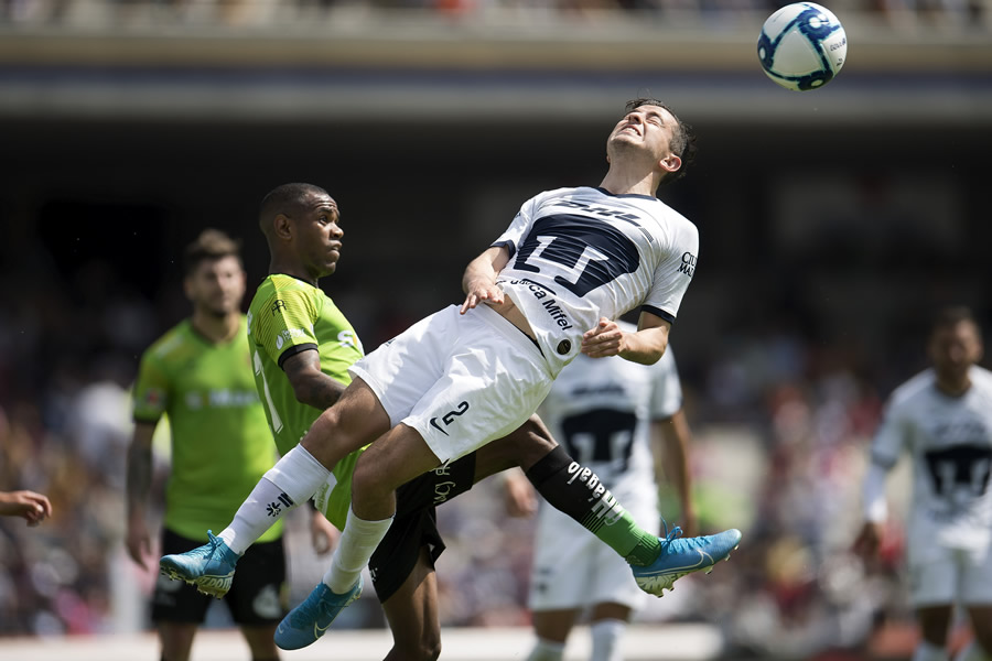 Alan Mozo en su intento por alejar el balón. (Fotos: Mexsport e Imago 7)