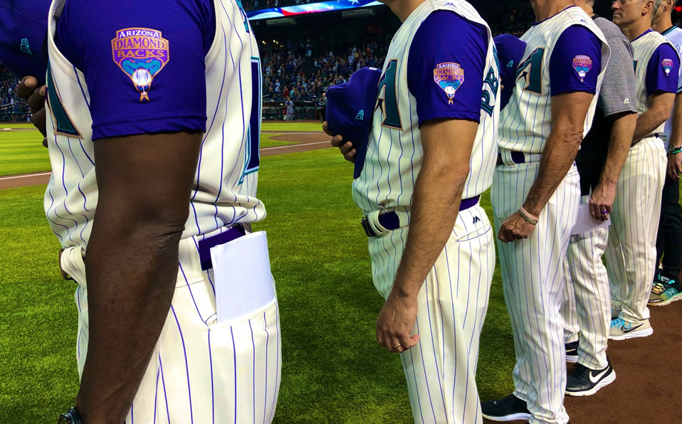 Los DBacks de Arizona también rindieron homenaje a su pasado con el uniforme que recuerda a las grandes glorias del estelar lanzador Randy Johnson.