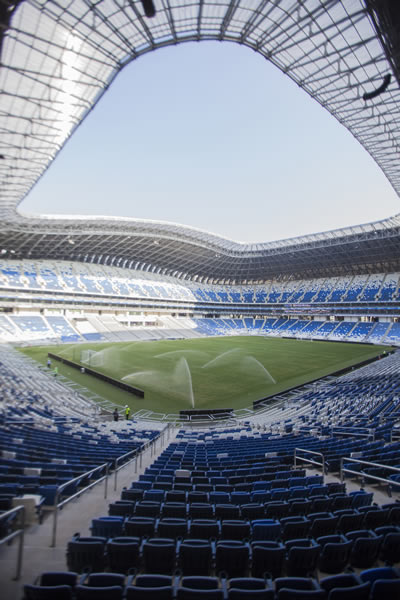 La casa de Rayados es el recinto más nuevo del futbol mexicano, con apenas cuatro años de existencia. Tiene capacidad para 51 mil 348 fanáticos. FOTO: