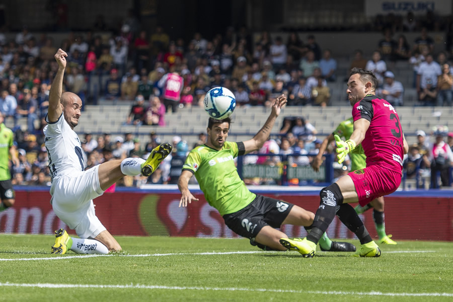 González en otra opción que tuvo de marcar. (Fotos: Mexsport e Imago 7)