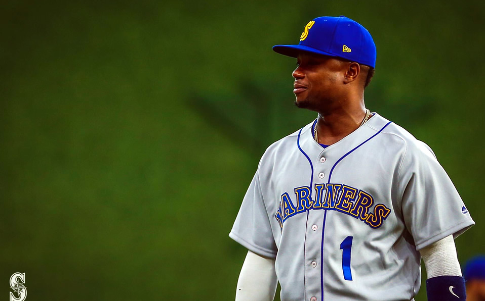 Los Mariners repitieron con este uniforme vintage, mismo que utilizaron a finales de la década de los 80's, específicamente en 1989.