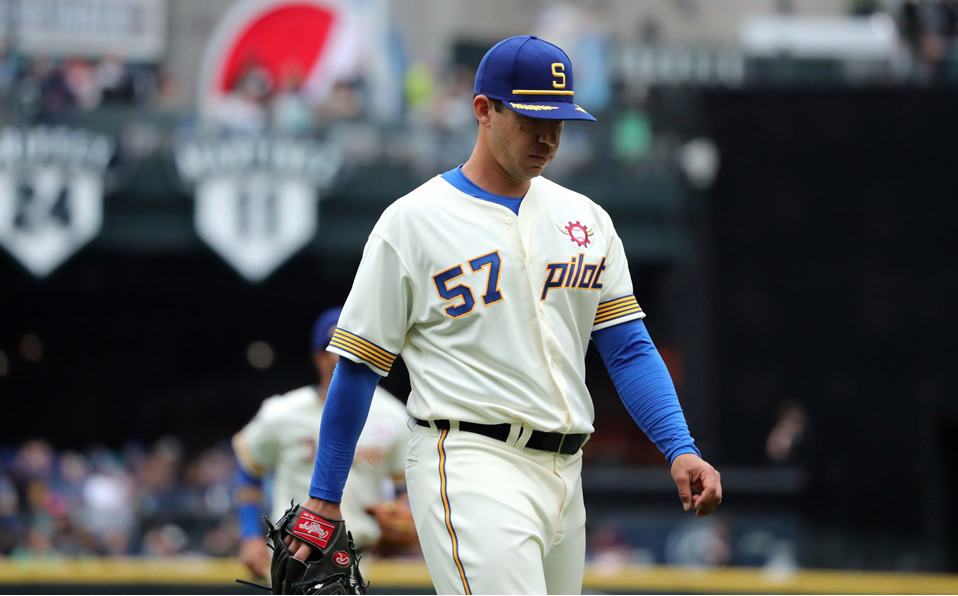 Los Mariners revivieron la época de 1969 utilizando el uniforme de los Pilots de Seattle, equipo que sólo existió durante dicha temporada. La gorra es