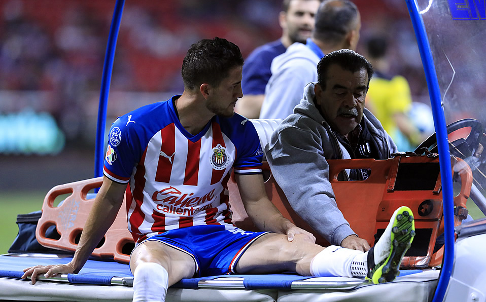 Mier salió de cambio por una molestia en la rodilla. (Foto: Imago7)