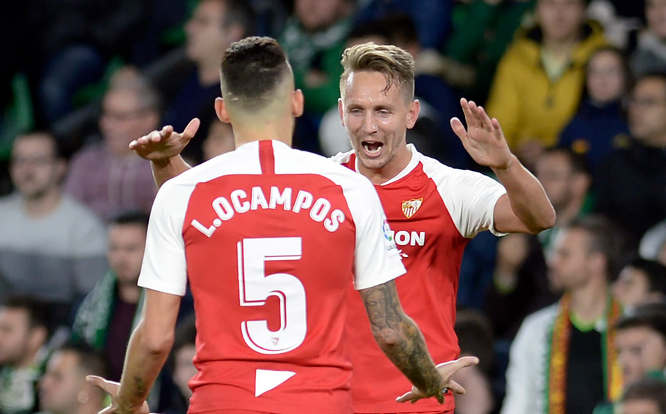Ocampos y Luuk de Jong fueron los anotadores del Betis. (Foto: AFP)