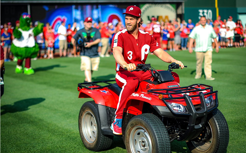 Uno de los uniformes más llamativos fue el de los Phillies de Filadelfia, mismo que usaron emulando la época de los 70's.