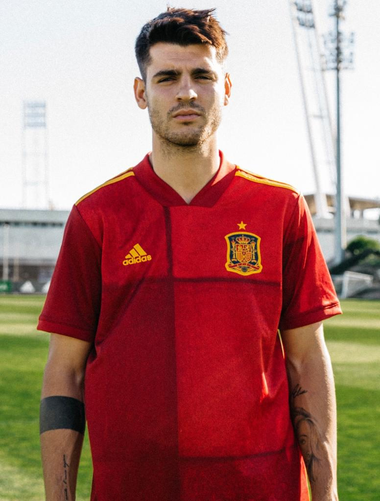 El nuevo uniforme de España tiene distintas tonalidades de rojo en el pecho. (Foto: @adidasfootball)