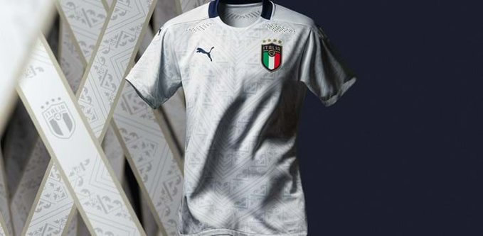 La nueva playera de visitante de Italia tiene un diseño moderno con inspiración renacentista. (Foto: @pumafootball)